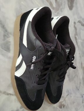NWOT,mens 9.5,Reebok Black & White Low-Top Sneakers with Gum Sole